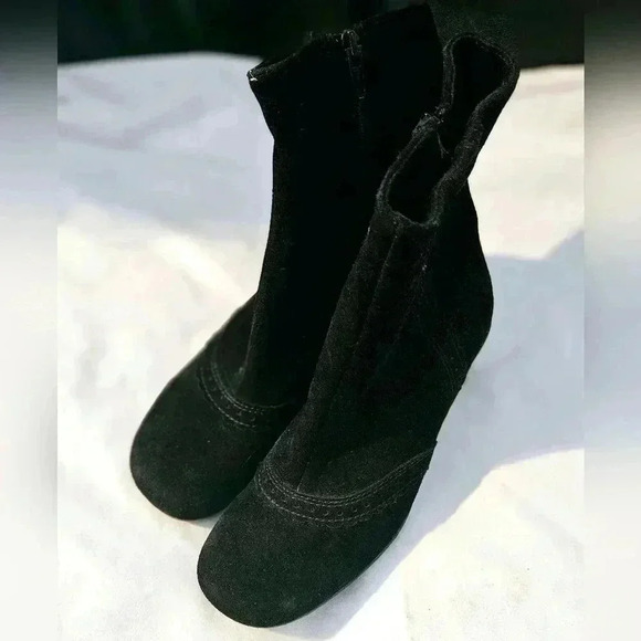 La Canadienne women  Suede Leather Ankle Boots Lightweight Soft 7US Black Zipper - Picture 3 of 10